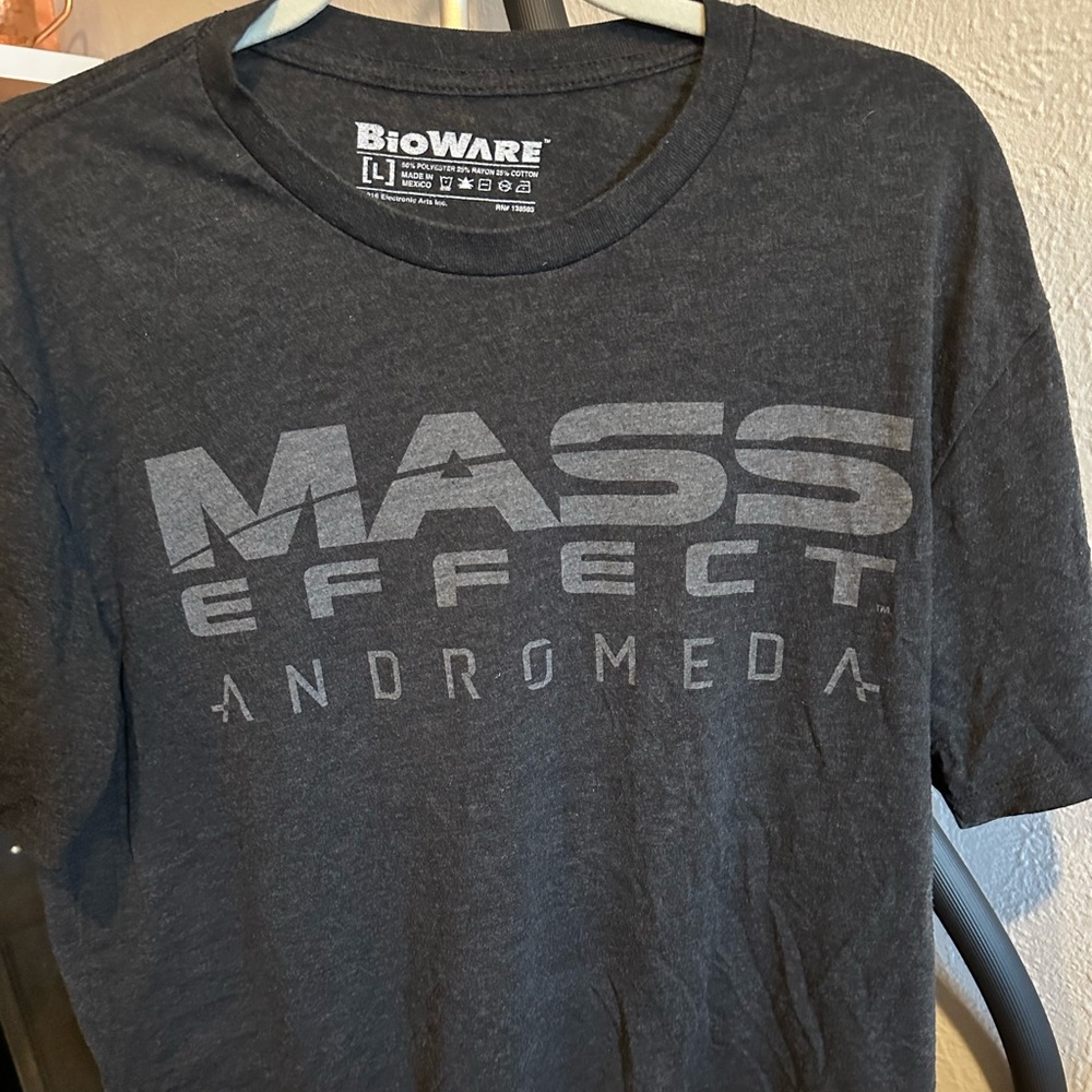 Mass Effect video game t-shirt. Charcoal grey. Size L. BioWare brand.